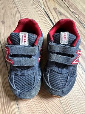 New Balance Kids Navy and Red Hook-and-Loop Sneakers